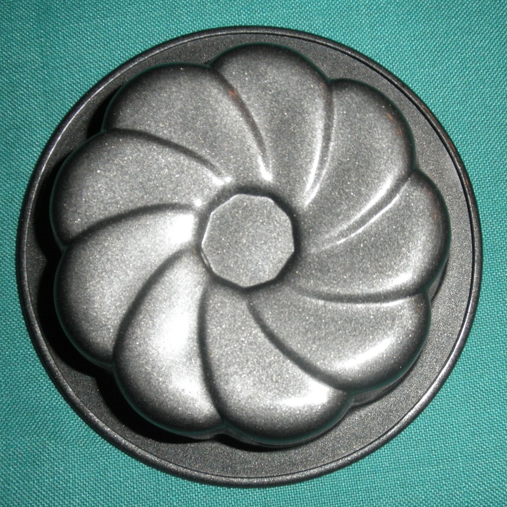 4 Small Flower Cake Pans- Excellent Condition