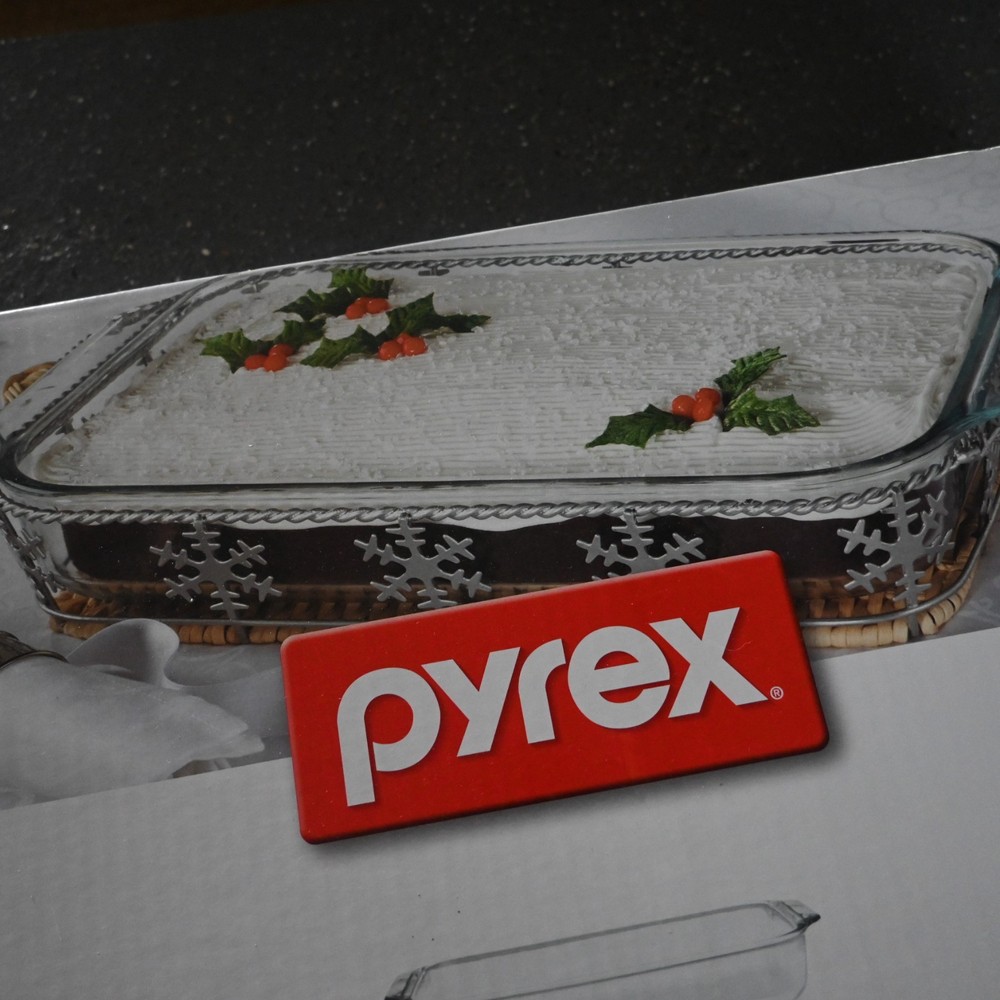 Pyrex serveware 2 pc sealed not opened snowflake basket and rectangle clear dish
