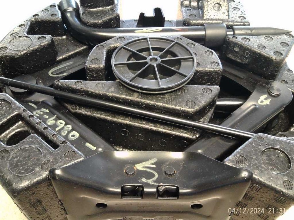 JACK AND TOOLS 2012 FORD FOCUS 360914