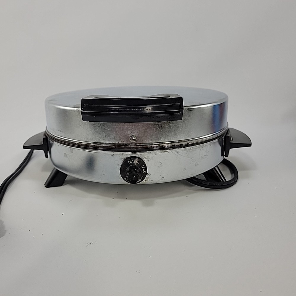 Vintage Toastmaster Waffle Maker Chrome Round Adjustable Temperature Model 252 A