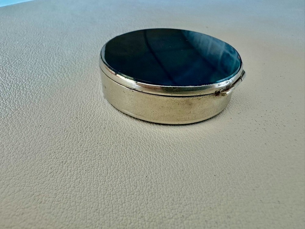 VICTORIAN BLUE BANDED AGATE SNUFF/PILL BOX
