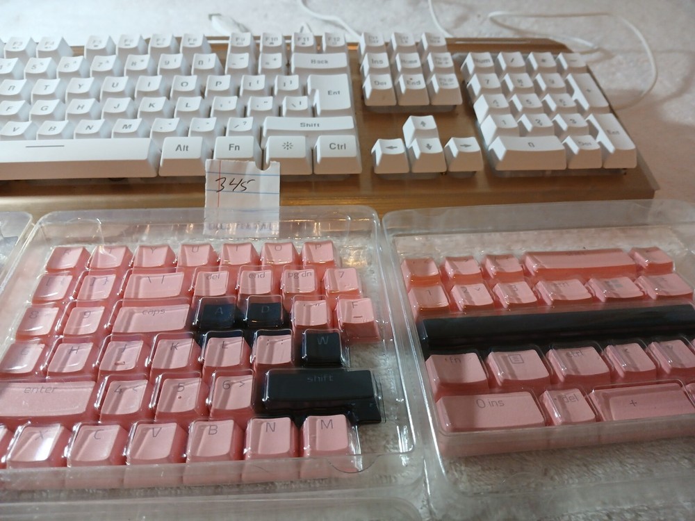 Bekizo KeyBoard.With Extra Pink Keys.NOT TESTED