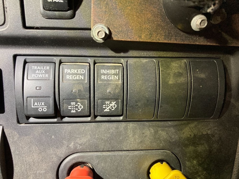 International LT SWITCH Dash Panel - Used | P/N 4057689C3