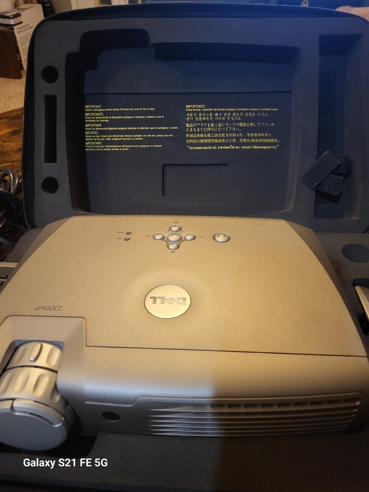 DELL Projector Model 2300MP with Super Duty Case W/ Remote Untested