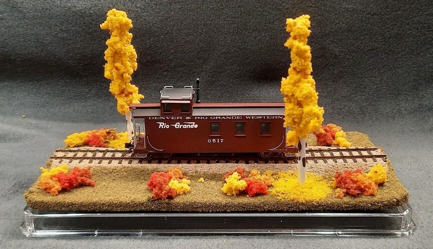 HOn3 SCALE 9" SINGLE TRACK DISPLAY CASE - FALL FOILAGE SCENE- FOR ANY HOn3