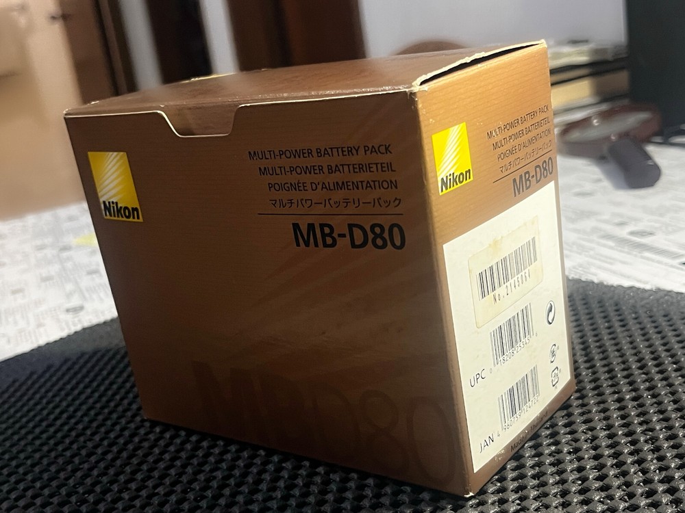 NIKON MB - D80 BATTERY PACK GRIP mint condition