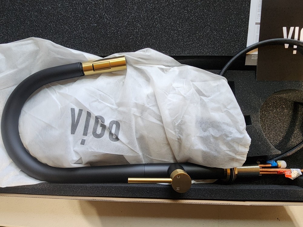 VIGO Pull Down Kitchen Faucet 1-Handle+Advanced Spray+Deck Mount Matte Black