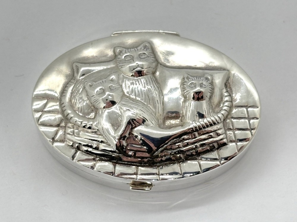 Solid Sterling Silver Pill Box / Trinket Case - Cat / Kittens in basket - 17.7g