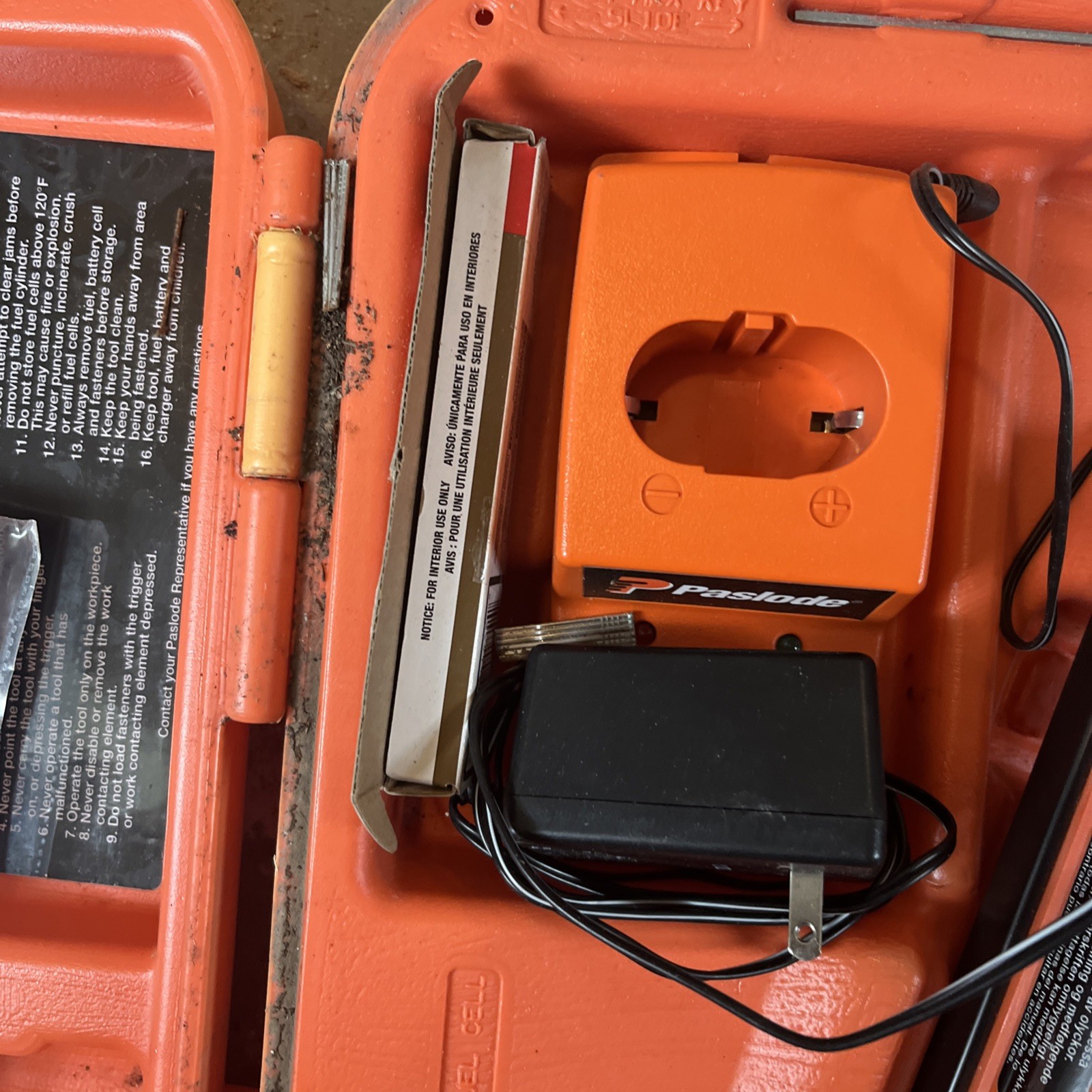 Paslode Cordless 18 Gauge Brad Nailer Kit w/ Case Battery Charger