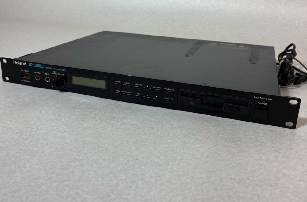 Roland S-330 Digital Sampler Rackmount