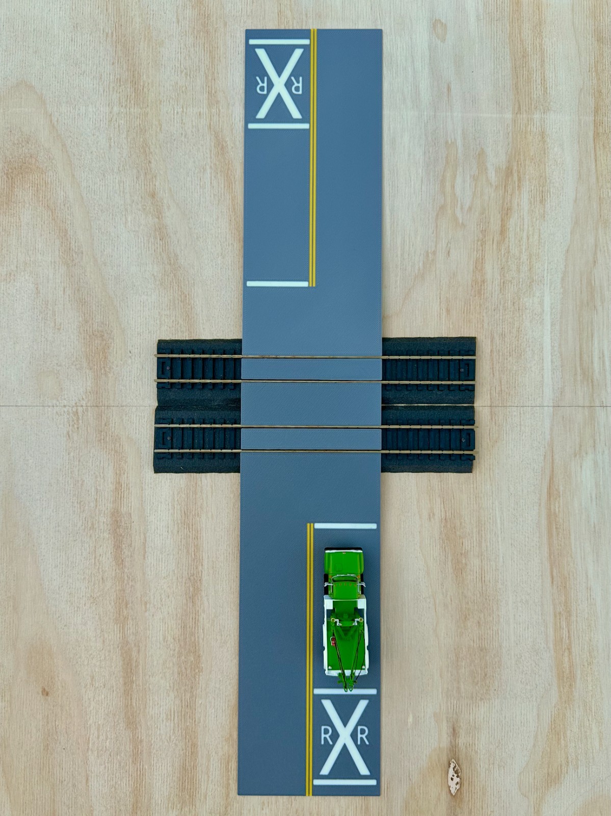 Hot Hobby RoadScapes HO Railroad Crossing RXR Kit – Double Track Crossing