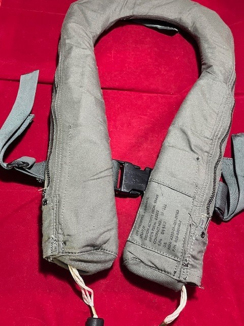 USAF US NAVY PILOT LPU-9/P. Life preserver unit.