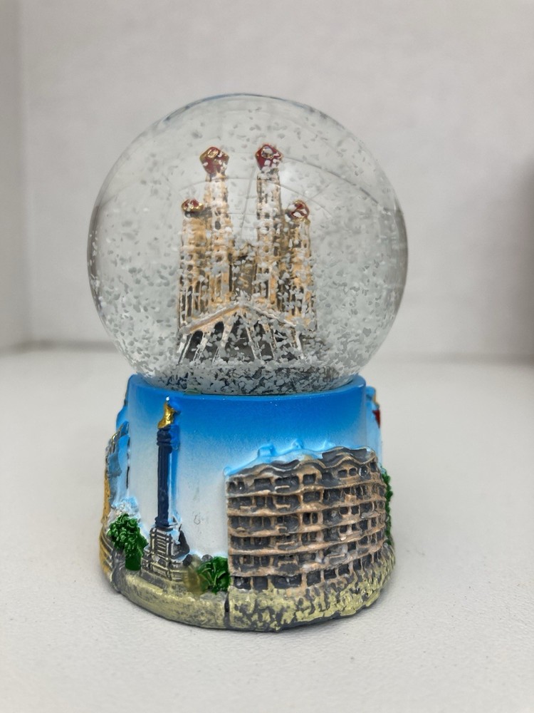 Barcelona mini snow globe
