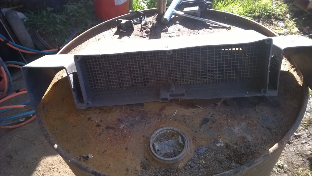 FRONT CAB TRIM FAN DUCTING - REMOVED FROM FORD 75-E-