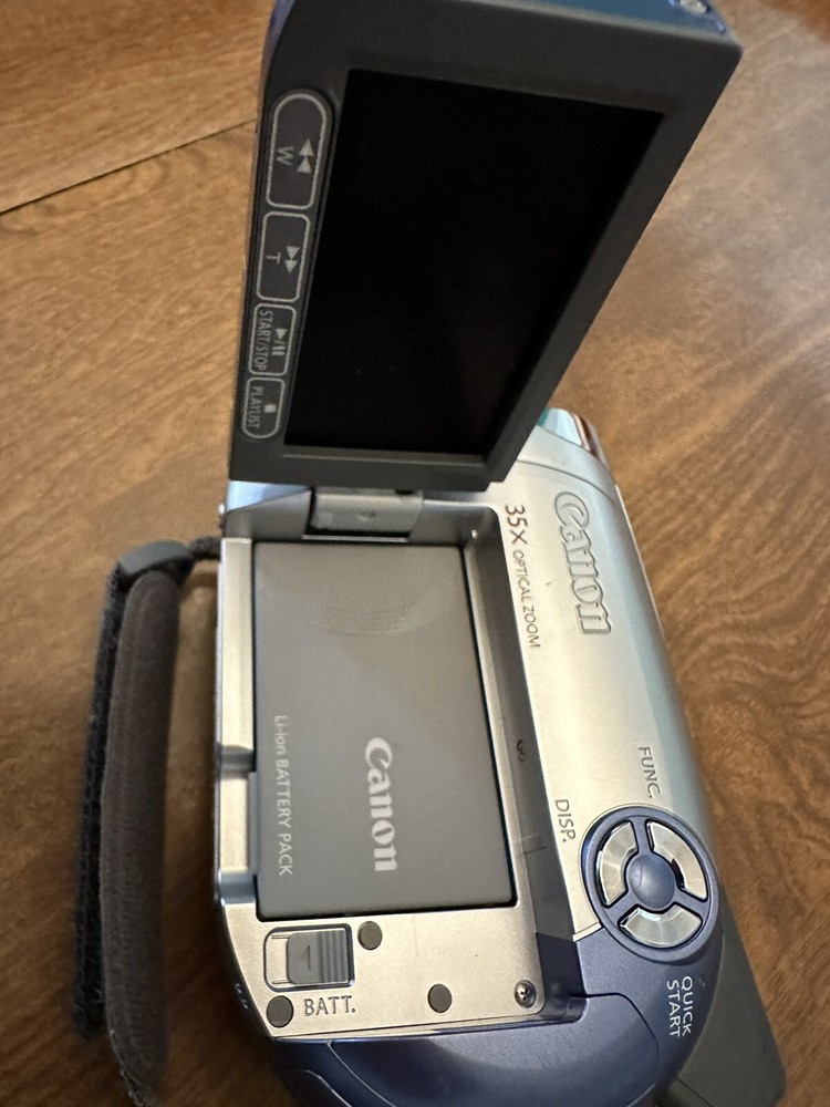 Canon Camcorder DC210 Handheld Digital Video Camera Camera & Battery Untested