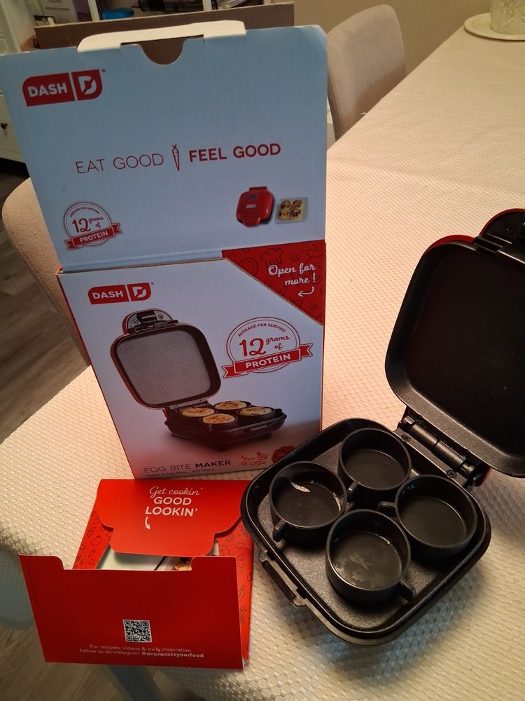 DASH Egg Bite Maker Fast Heating Makes 4 Bites Fast!! 4 Silicone Molds Included