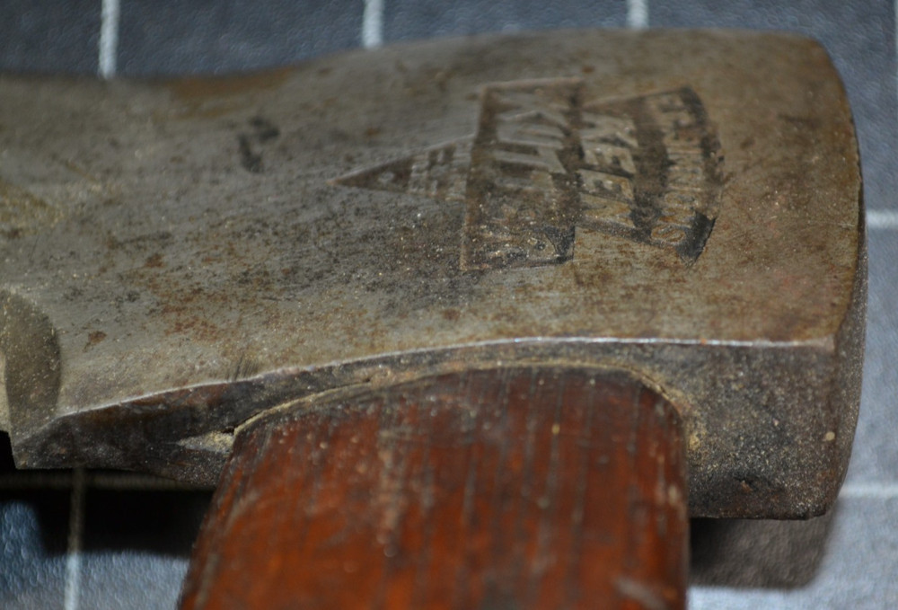 KEEN KUTTER - E. C. SIMMONS CUTLERY & TOOLS - EMBOSSED HATCHET - CRISP LOGO