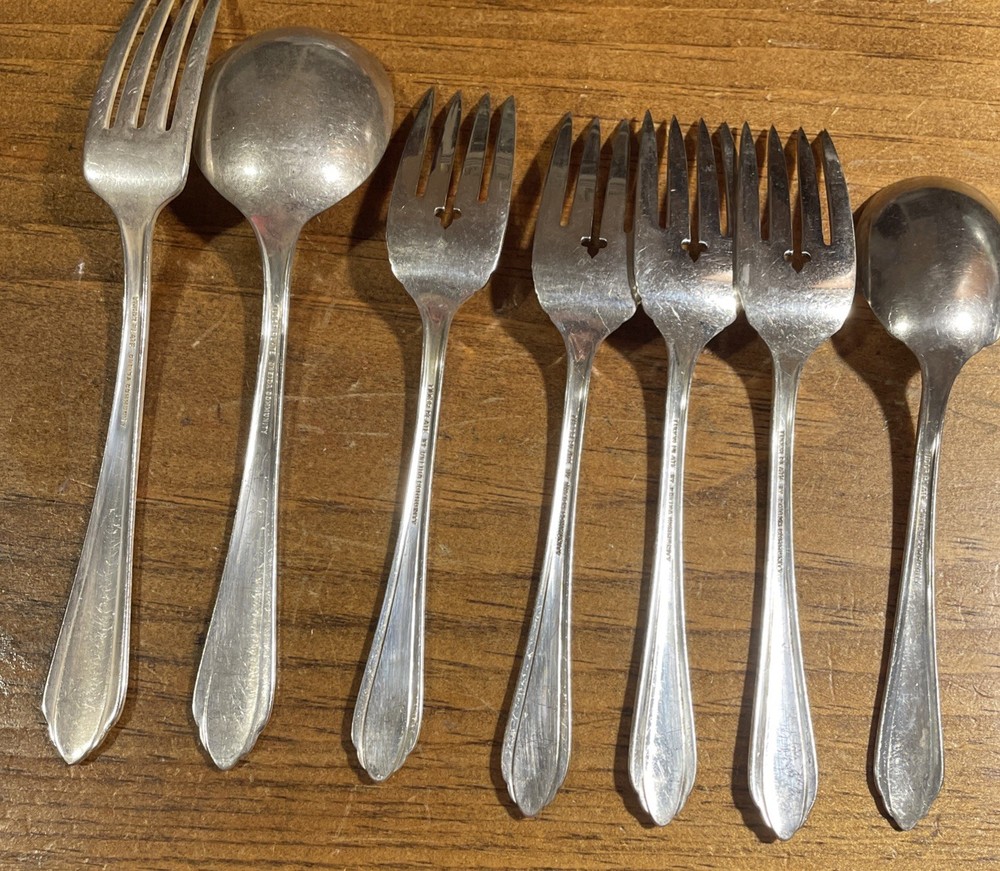 7 PC Oneida Comm. SP 1935 Madelon Pattern 1 Dinner Fork, 4 Dessert Forks