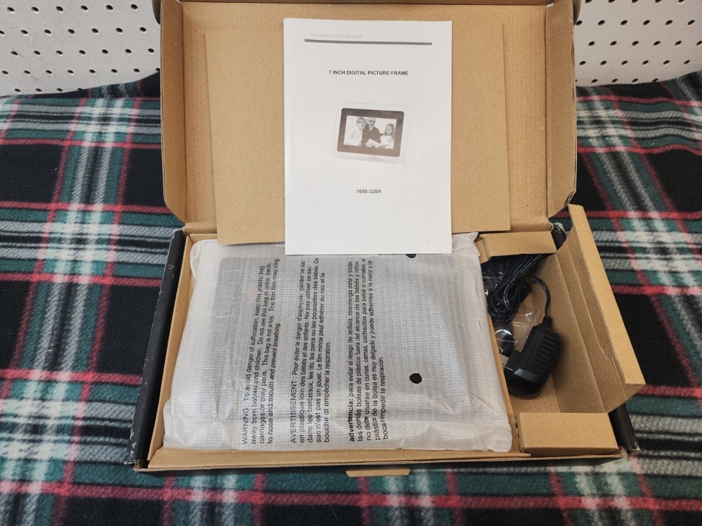 Leed's 7" Desktop Digital Photo Frame LCD Screen with AC Adapter