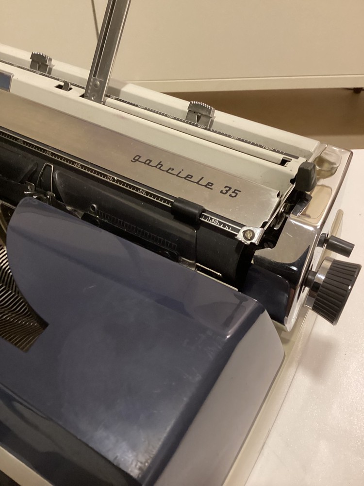ADLER GABRIELE 35 TYPEWRITER. CURSIVE TYPEFACE. MADE IN GERMANY 1970.