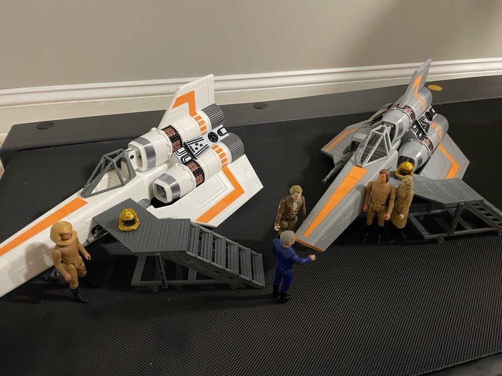 Battlestar Galactica Colonial Viper MK1 3.75" Play Set. Includes Viper, Display