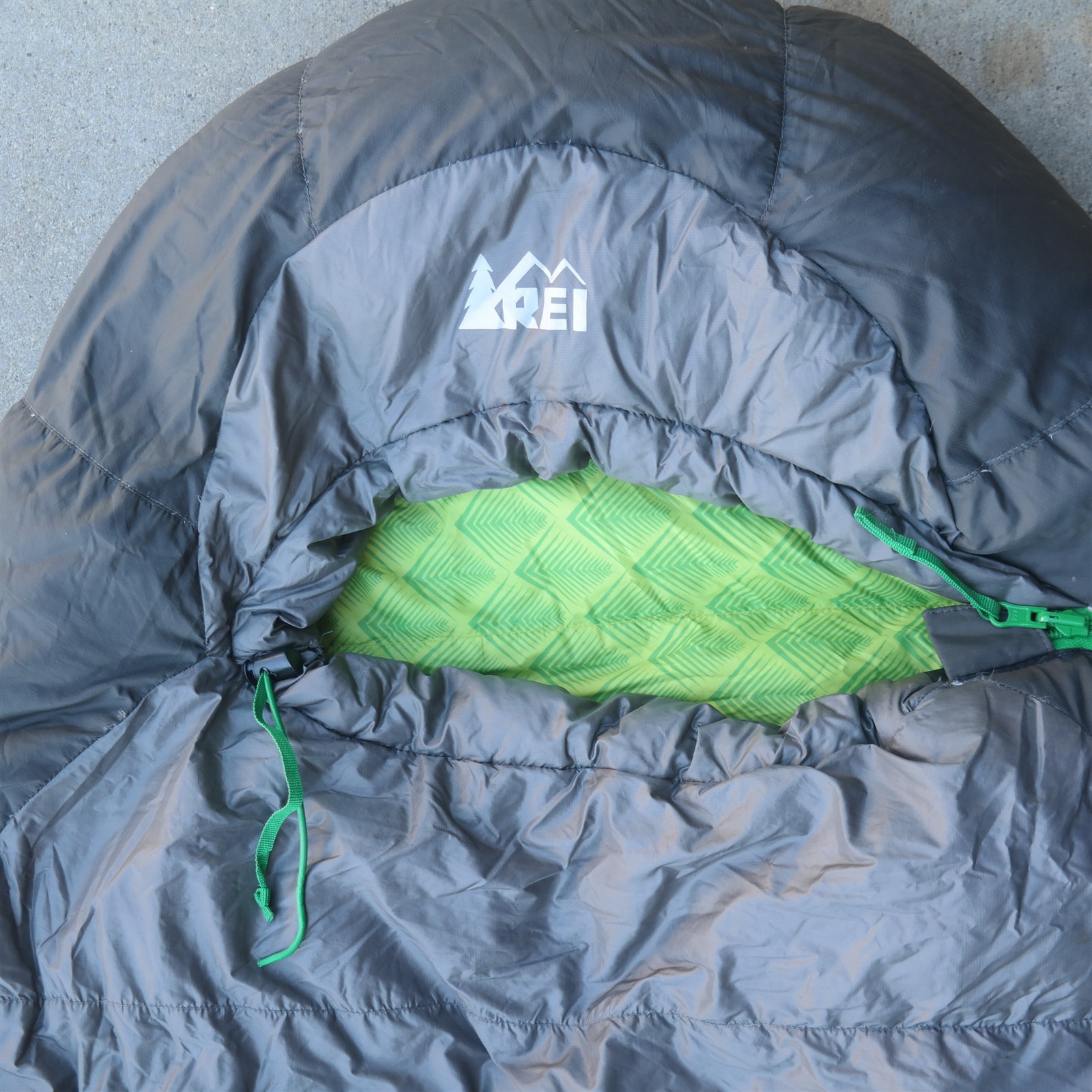 REI IGNEO Down Sleeping bag 80" X 30" rated 20 degrees (READ)