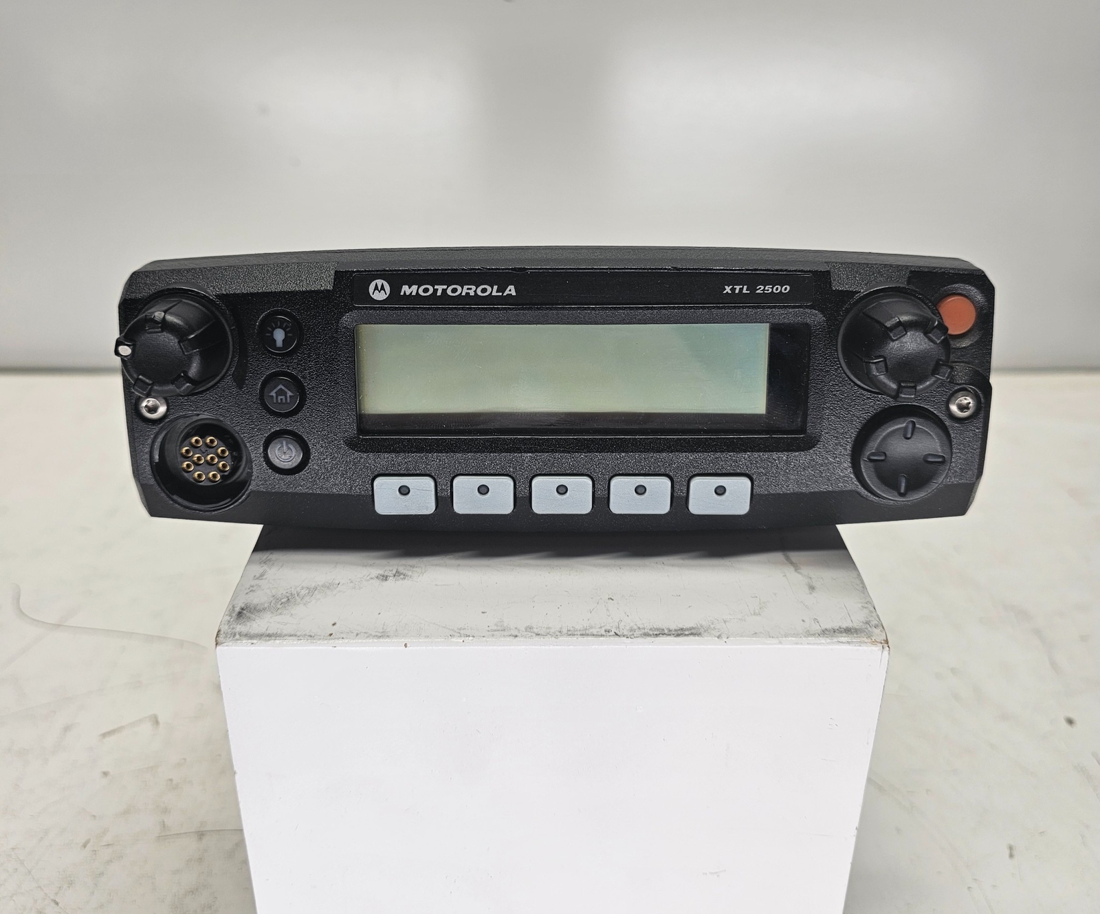 Motorola XTL2500 700/800MHz Mobile Radio ( 35W ) - Remote Mount