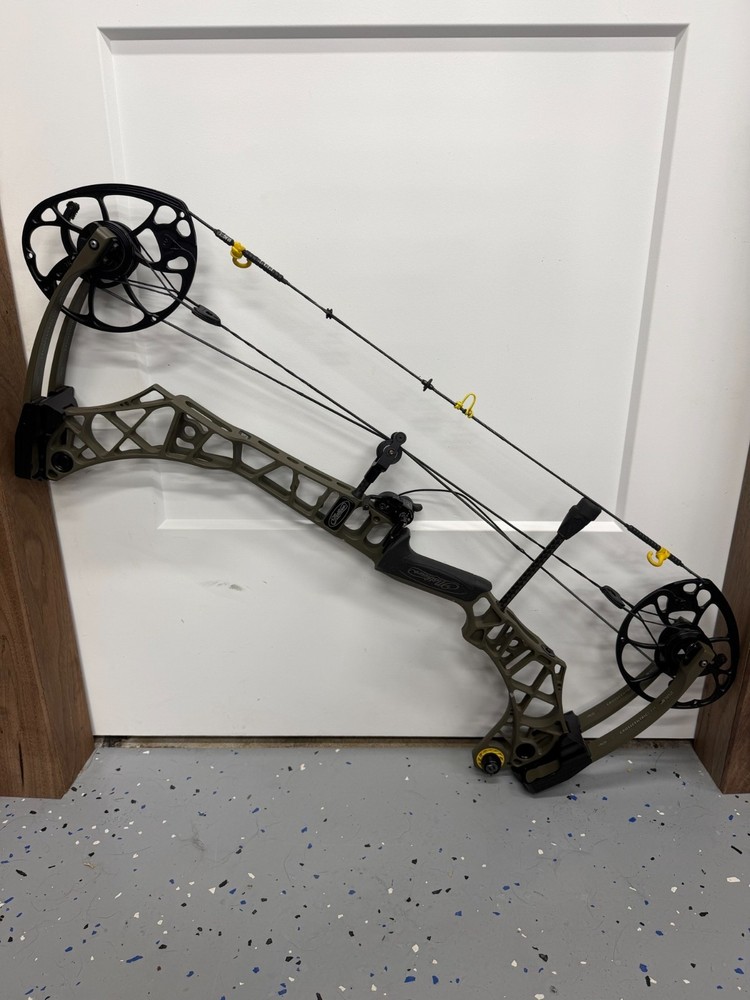 Mathews VXR Compound Bow 28in  Right Hand Compound Archery