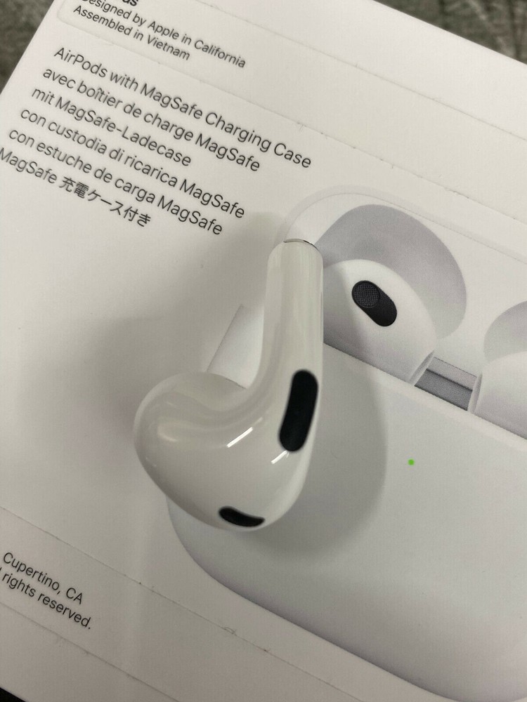 New Apple Airpods 3rd Generation RIGHT SIDE ONLY for Replacement - A2565