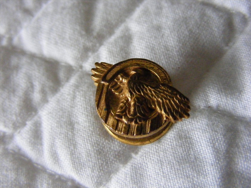 WW2 Ruptured Duck Honorable Discharge Button