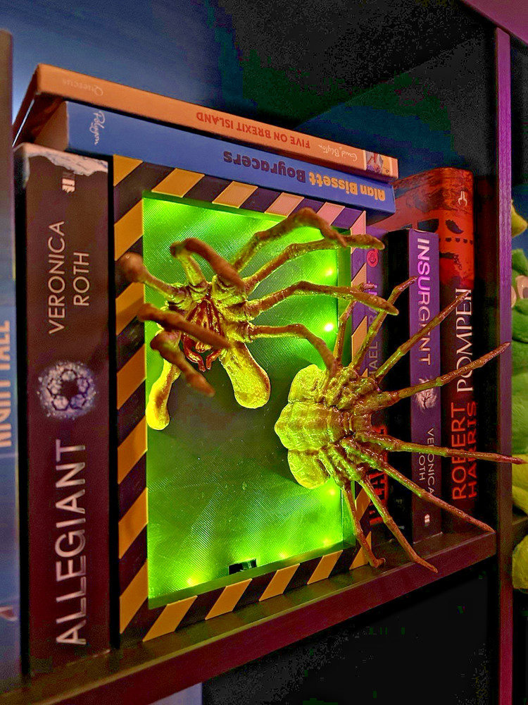 Alien Facehugger Book Nook LED Remote Control 16 Colour