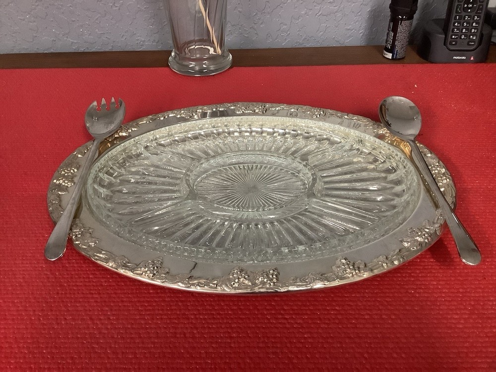 Vintage silver plated serving Plater With Glass Insert