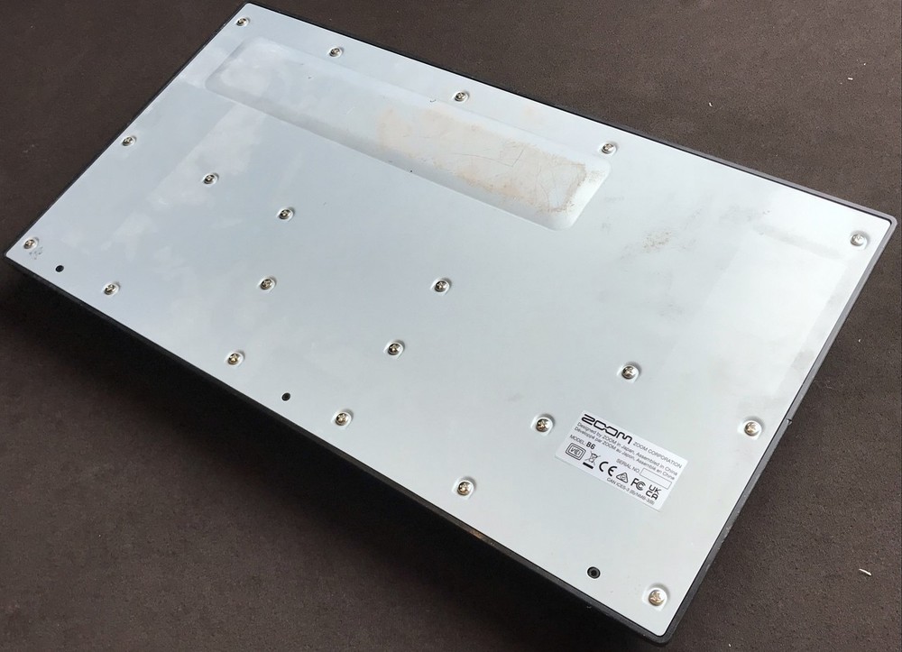 Zoom B6 Bass Guitar Multi-Effects Pedal Processor