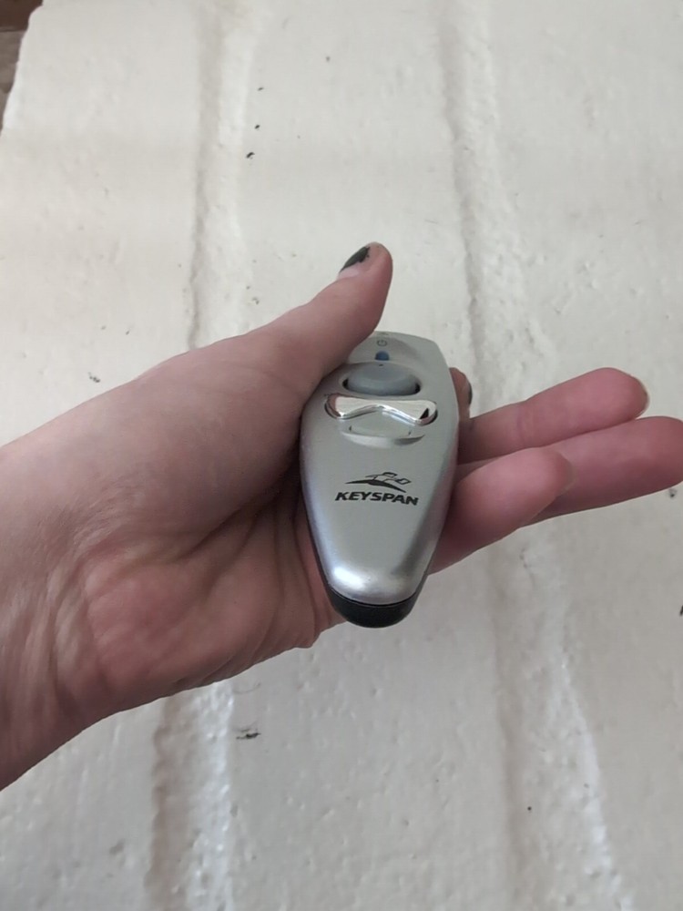 Keyspan TSAM-001 Universal Wireless Remote Control Mouse Laser Pointer Silver