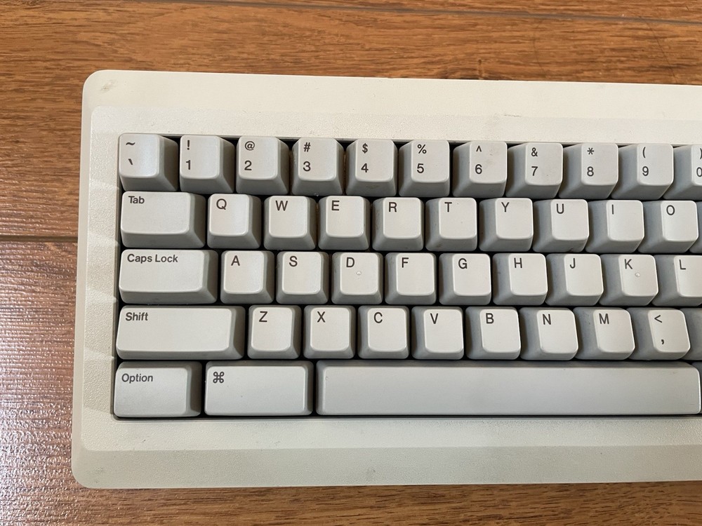 VINTAGE APPLE KEYBOARD M0110A UNTESTED MISSING 1 KEY