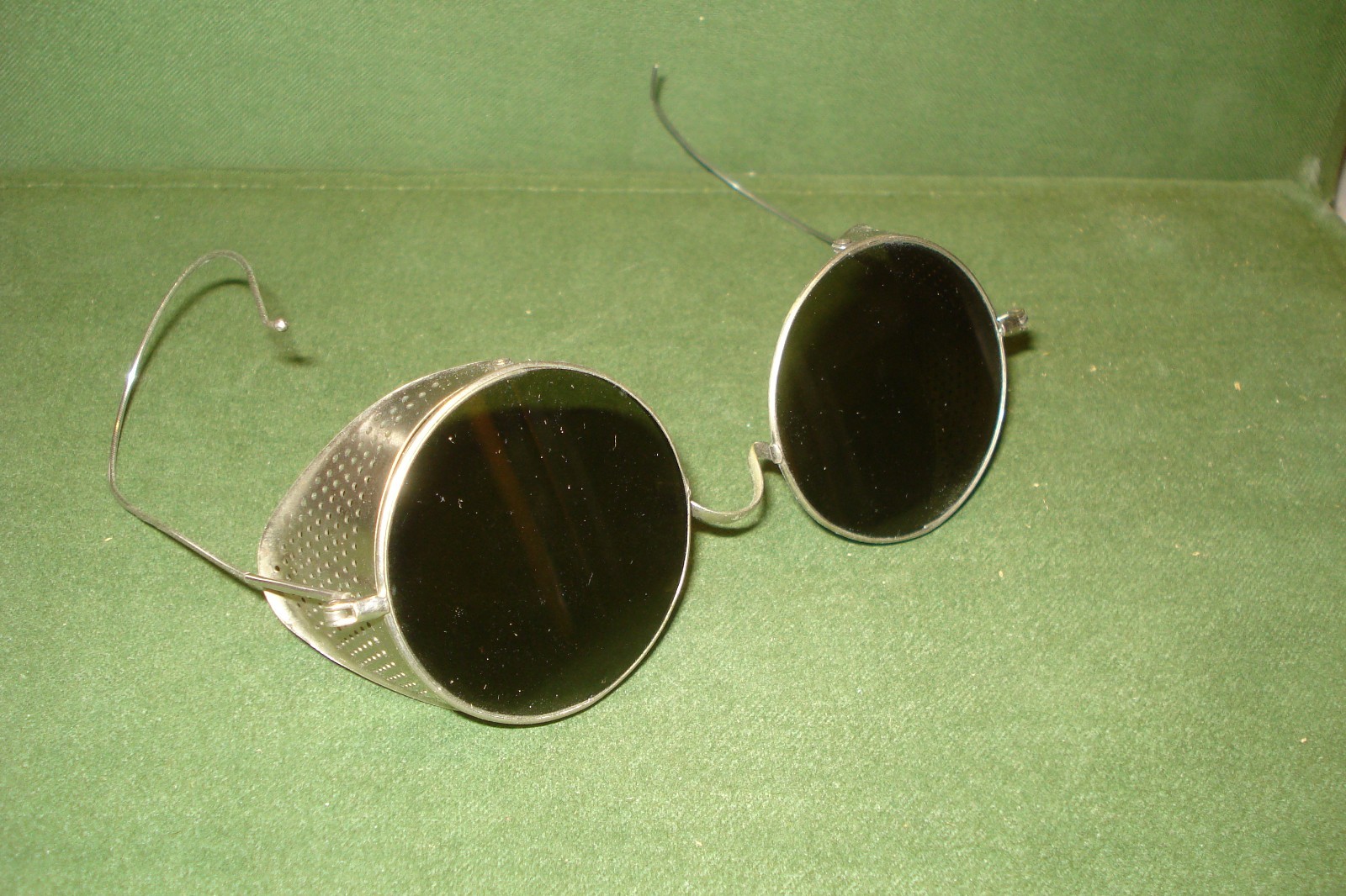 VINTAGE WELDING GLASSES, CIRCA 1930's