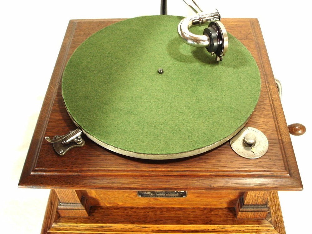 Victor V Phonograph