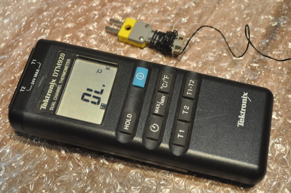 TEKTRONIX DTM520 Dual Channel Digital Testing Thermometer ONE SCREW MISSING