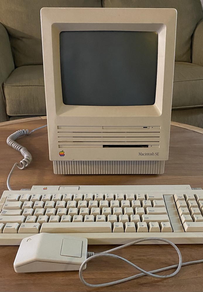 MACINTOSH SE, 1MBYTE RAM, 800K DRIVE, 20SC HARD DISK, POWERS UP, NEEDS REPAIRS