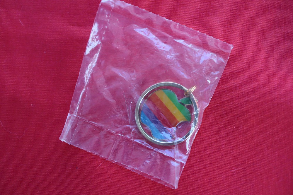 VINTAGE APPLE COMPUTER KEY RING, SEALED