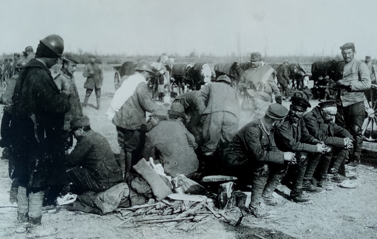ITALIAN SOLDIERS COOKING BREAKFAST WW1 VINTAGE PRESS PHOTO C. 1915