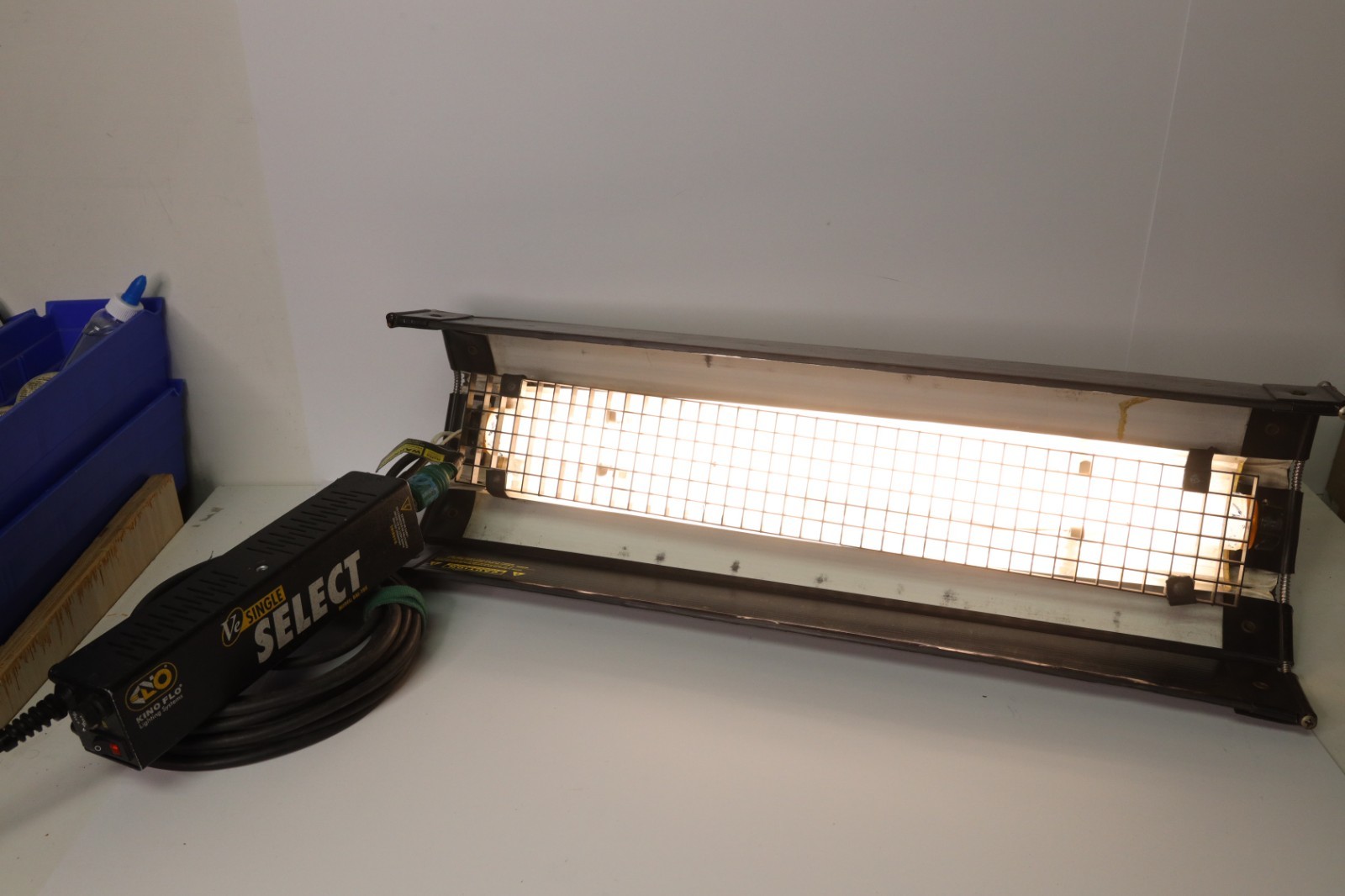 Kino Flo FIX-241 2ft 1-Bank Light w/ BAL-105 Ballast & Cable – Tested