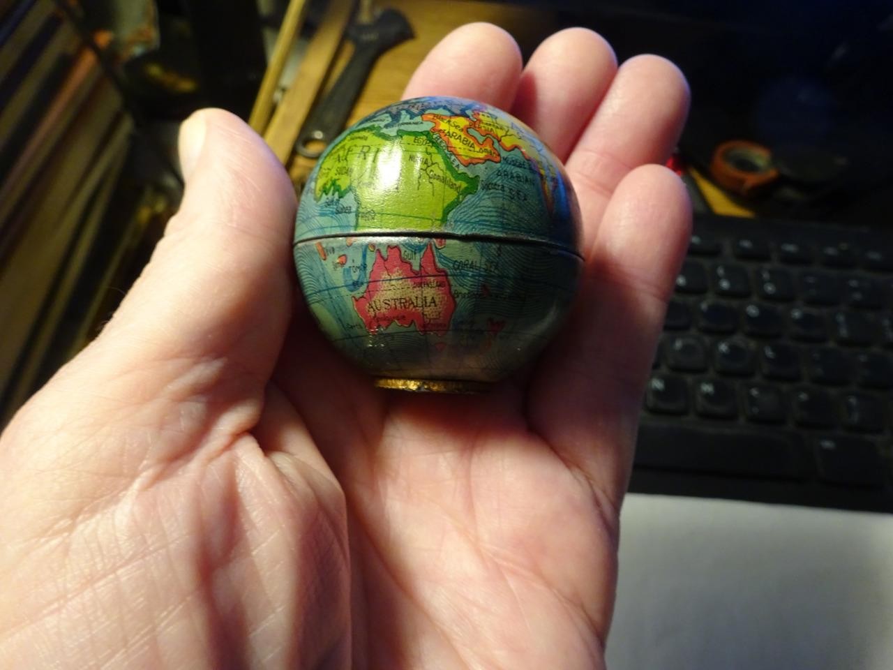ANTIQUE MINIATURE TIN LITHO WORLD GLOBE PENCIL SHARPENER MADE IN JAPAN BY MT VG