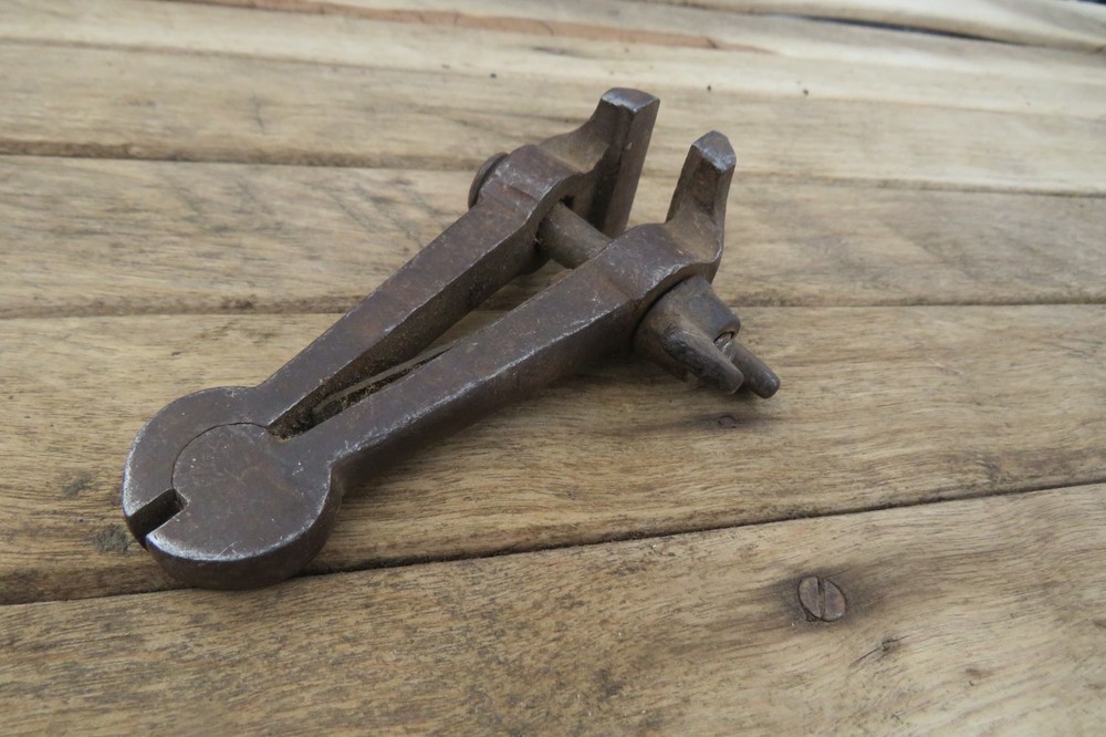 old hand vise ( 2603