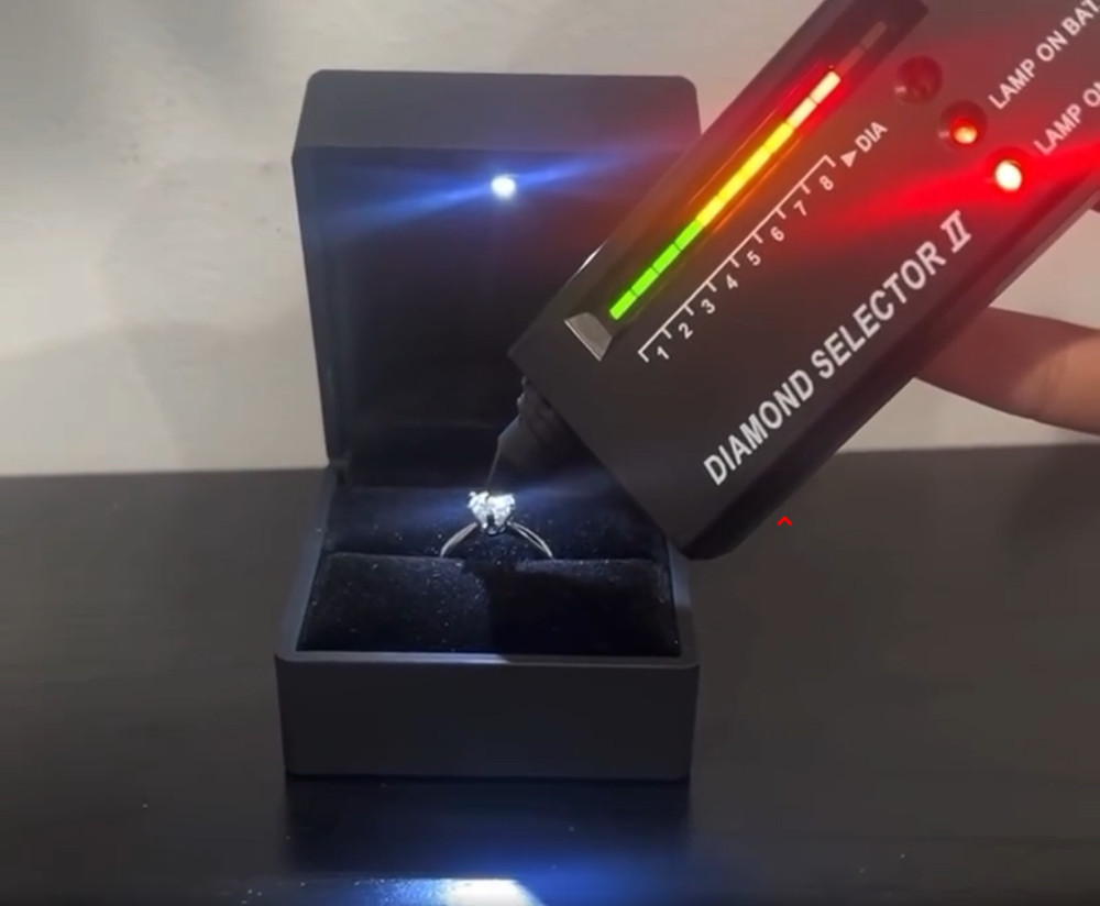VVS1 Moissanite Engagement ring