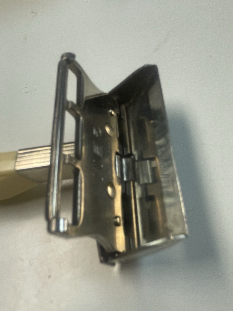 Gem Featherweight Razor w/ Refills