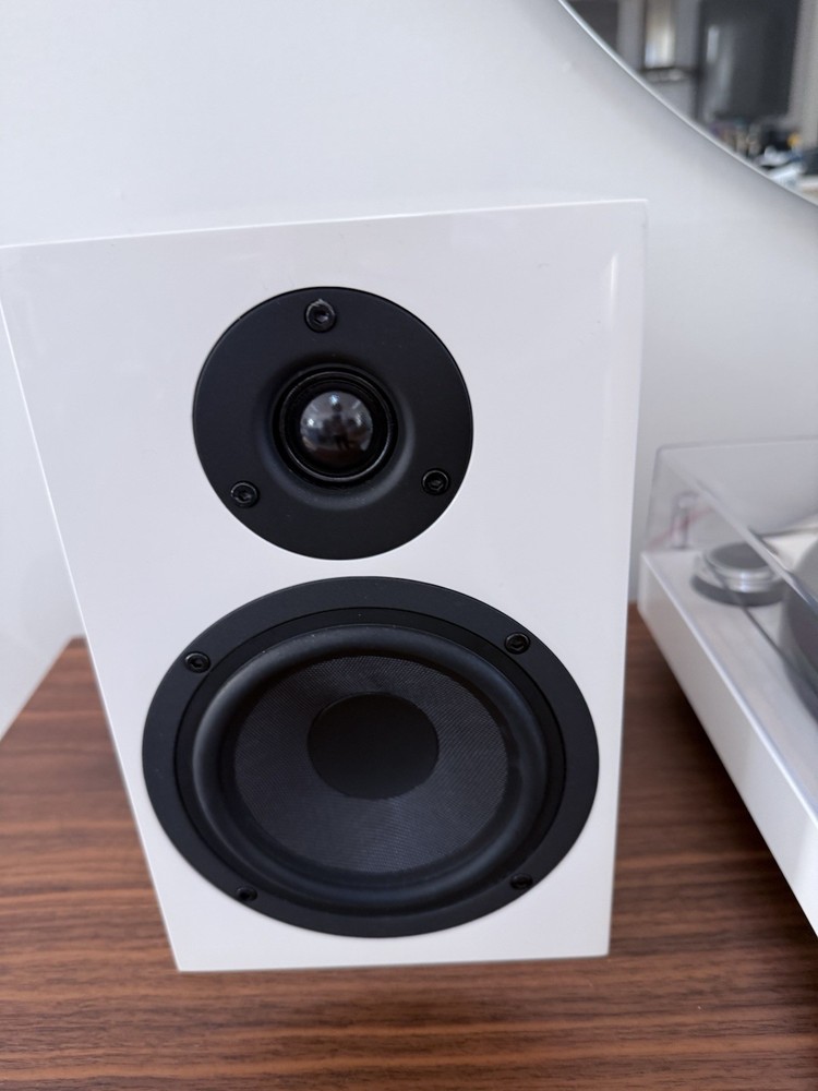Pro-Ject Juke Box E1 Complete System Turntable Speaker Bluetooth Value $1199