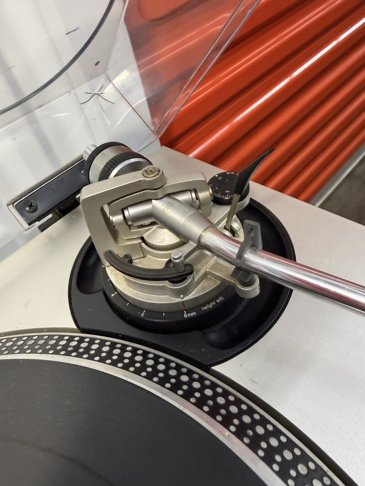 Technics SL-1200MK2 Direct Drive Turntable Quartz Silver