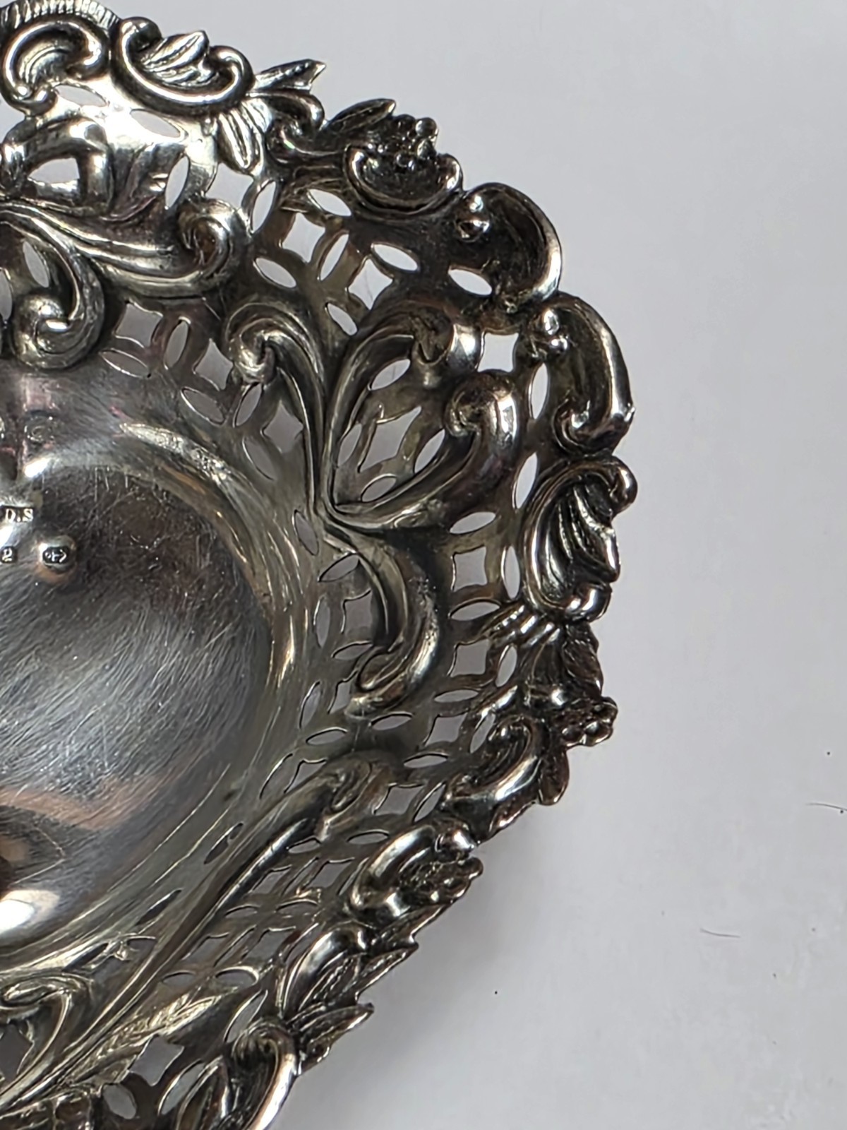 antique 1898 English sterling silver filigree heart footed bonbon dish bowl