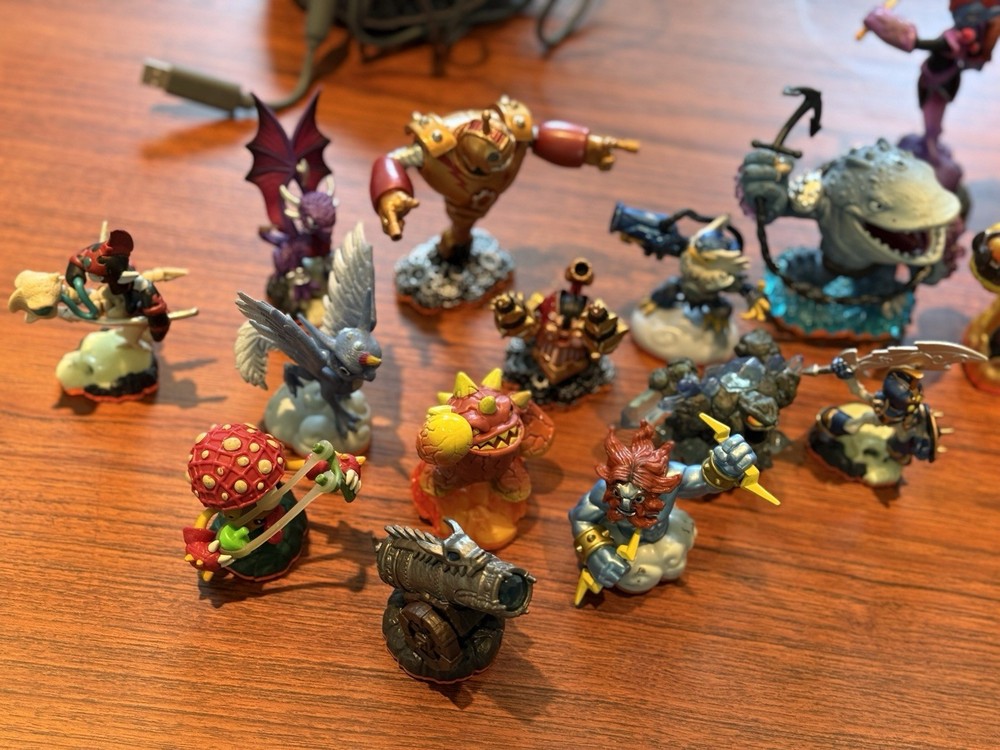 Skylanders Bulk - 19 Characters Including 8 Giants